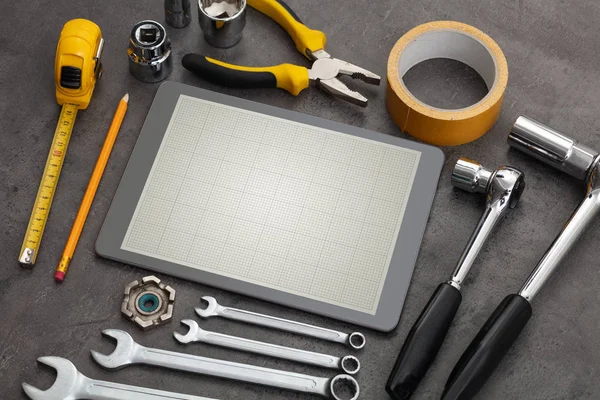 Tablet com ferramentas e conceito de tela grade — Fotografia de Stock