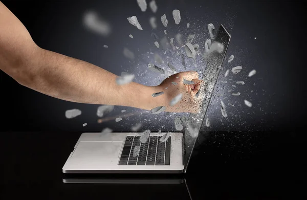 Hand-einden laptop scherm — Stockfoto