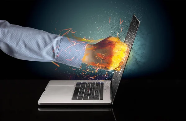 Arm prallt stark gegen Laptop-Bildschirm — Stockfoto