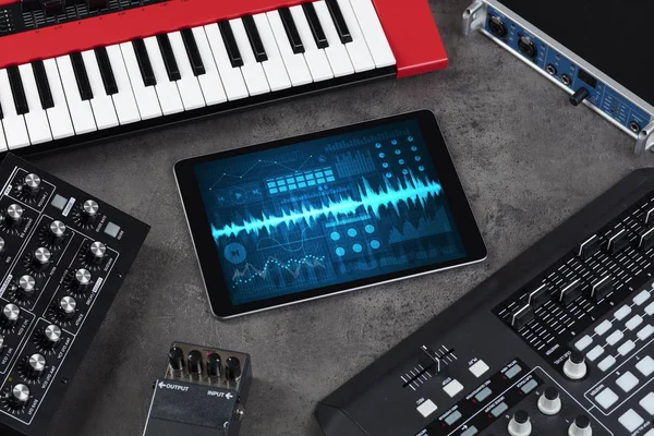 Instrumentos de música e tablet com aplicativo de gravação — Fotografia de Stock