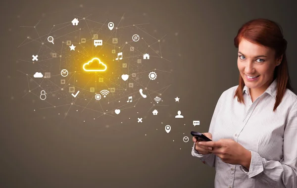 Persona che utilizza il telefono con concetto di tecnologia cloud — Foto Stock