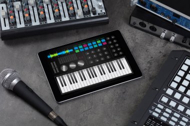 Tablet ve müzik aleti kavramı üzerinde piyano app
