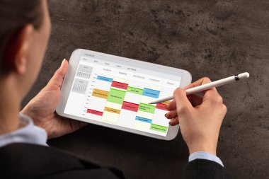 İş kadını zamanlama her programı Tablet