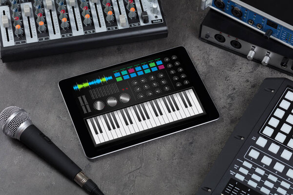 Приложение для фортепиано на планшете и музыкальных инструментах
