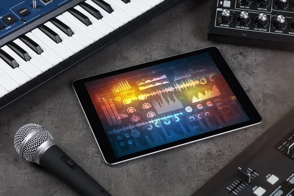Strumenti musicali elettronici e tablet con concetto di report — Foto Stock