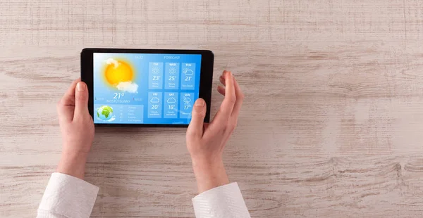 Wetter von Hand auf Tablet prüfen — Stockfoto