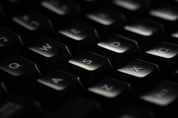 Close-up de um teclado escuro — Fotografia de Stock