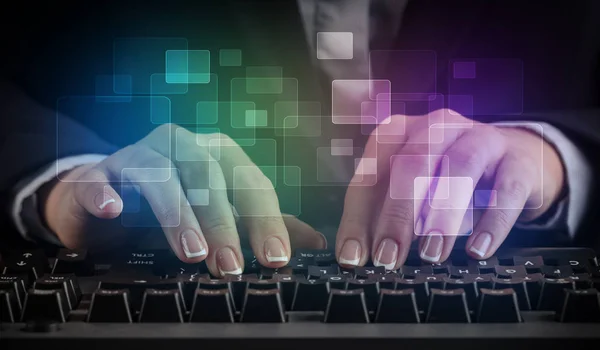 Femme tapant sur le clavier avec concept coloré — Photo