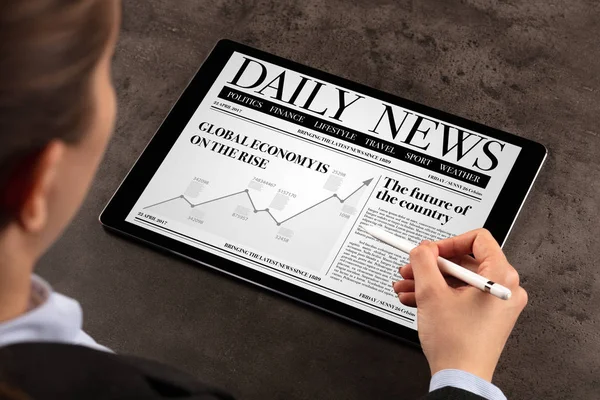 Business woman reading news — Stock Photo, Image