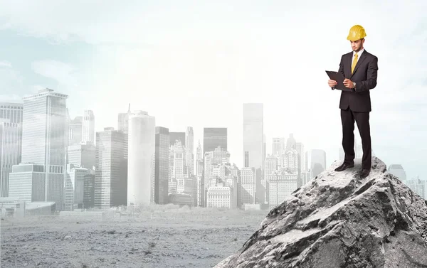 Business person looking to ruined city from distance — Stock Photo, Image