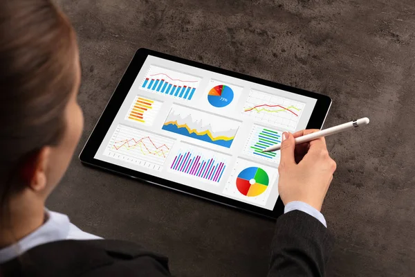 Business woman making reports on tablet — Stock Photo, Image