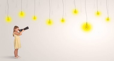 Küçük çocuk ampuller için spyglass üzerinden seyir