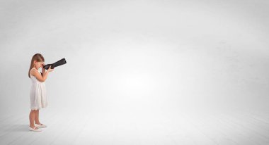 Spyglass boş bir alana bakarak çocuğun