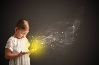 Köpüklü tablete oynayan küçük çocuk