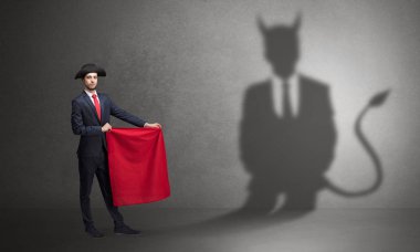 İşadamı şeytan gölge ve Boğa güreşçisi konsepti ile