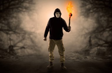 Adam flambeau yanma ile bir çalılık dan geliyor