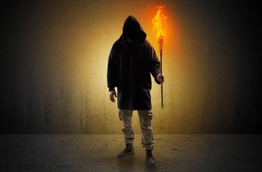 Boş bir alanda flambeau yanma ile yürüyen adam