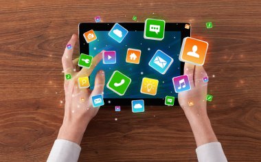 El tablet sıçrama uygulama simgeleri kavramı ile kullanma