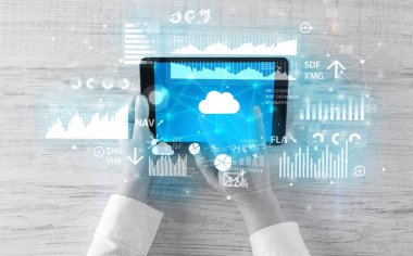 Tablet tutarak ve finantial rapor kavramı kontrol el