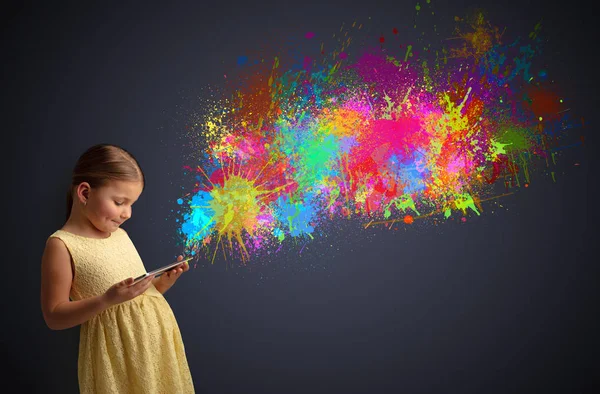 Kız holding tablet renkli sıçrama ile — Stok fotoğraf