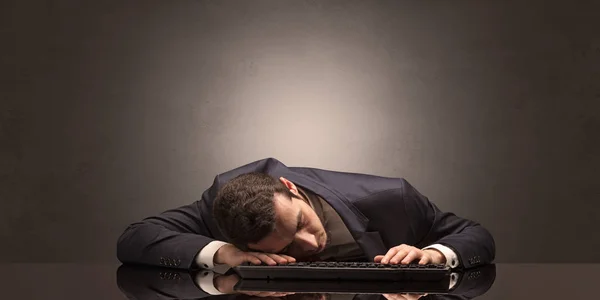 Geschäftsmann schlief am Arbeitsplatz ein — Stockfoto