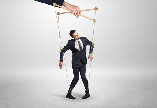 Кукольный бизнесмен во главе с огромной рукой
