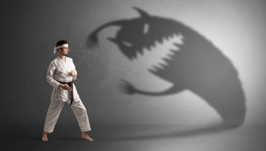 Karate adam büyük bir korku gölge ile mücadele