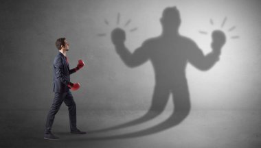 İş adamı silahsız gölgesini ile mücadele