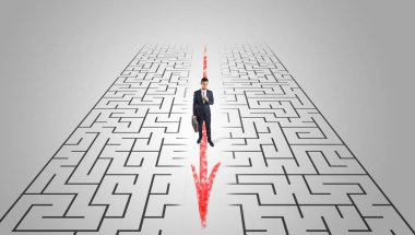 İşadamı labirent aracılığıyla gidiş