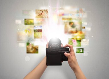 El yaşam olayları digital fotoğraf makinesi ile yakalar.