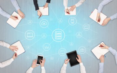 Dizüstü bilgisayarlar ve office konseptiyle tablet üzerinde çalışan bir grup ile aygıt içinde insan eller