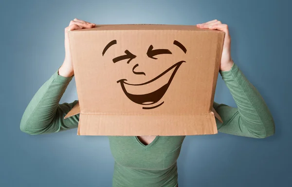 Menina jovem com cara caixa de papelão feliz — Fotografia de Stock