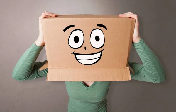 Młoda dziewczyna z twarzą szczęśliwe pudełko tekturowe — Zdjęcie stockowe