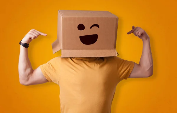Hombre divertido sonriendo con cabeza de caja de cartón —  Fotos de Stock