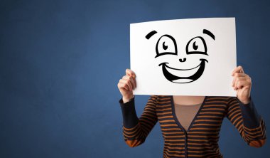 Bir kağıt doodle ifade yüzünün önünde tutan kişi