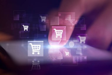 Online alışveriş kavramı ile telefon dokunmak parmak