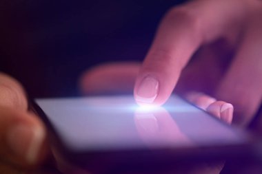 Koyu arka plan ile telefon dokunmak parmak