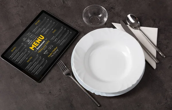 Louça com menu on-line no tablet — Fotografia de Stock