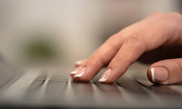 Zakelijke vrouw hand typen op toetsenbord — Stockfoto