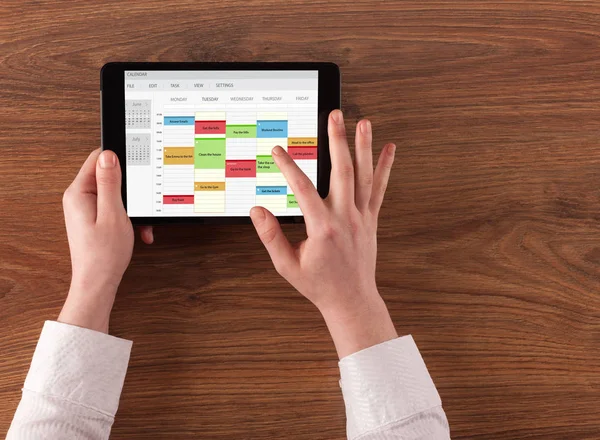 Ręka gospodarstwa tablet z harmonogramem koncepcja — Zdjęcie stockowe