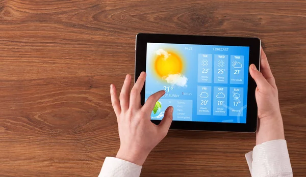 Wetter von Hand auf Tablet prüfen — Stockfoto