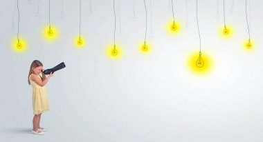 Küçük çocuk ampuller için spyglass üzerinden seyir