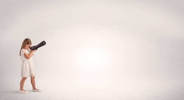 Spyglass boş bir alana bakarak çocuğun