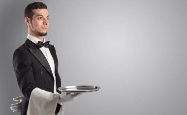 Beyaz eldiven ve çelik tepsi ile hizmet veren garson