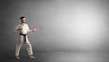 Boş bir alanda mücadele küçük karate adam