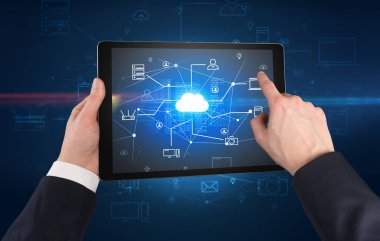 Tablet bulut office konseptiyle ilk kişi görünümü