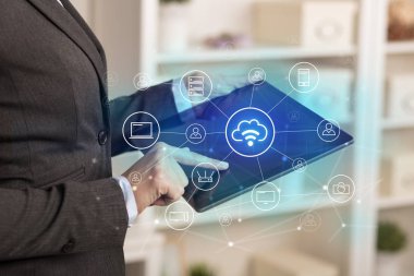 İş kadını tablet bulut teknoloji kavramı ile kullanma