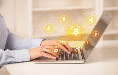 Bitcoin bağlantı ağı ve online kavramı ile dizüstü bilgisayar üzerinde çalışan iş kadın