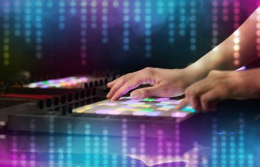 Sosyal medya kavramı ile karıştırma müzik MIDI denetleyicisi üzerindeki el