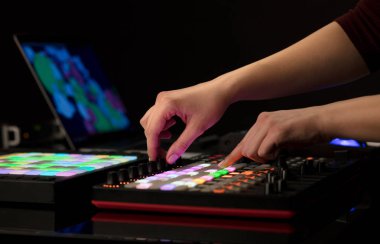 Karıştırma müzik MIDI denetleyicisi üzerindeki el